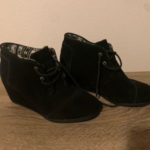 Toms black wedges